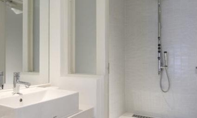 洗面スペース｜白を基調としたシンプルクールな家