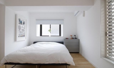 白を基調としたシンプルクールな家 (シンプルな寝室)