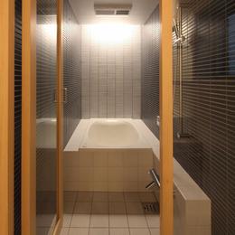 神楽坂の家-細長い浴室