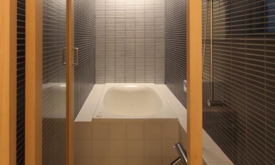 細長い浴室｜神楽坂の家