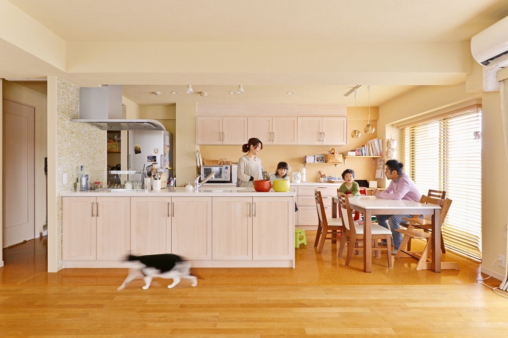 家具のようなフラット対面キッチン (鎌倉市I様邸 ～こだわりの間取り・素材・色で作る子育て住まい～)