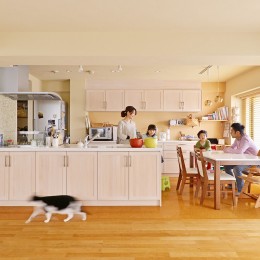 鎌倉市I様邸 ～こだわりの間取り・素材・色で作る子育て住まい～-家具のようなフラット対面キッチン