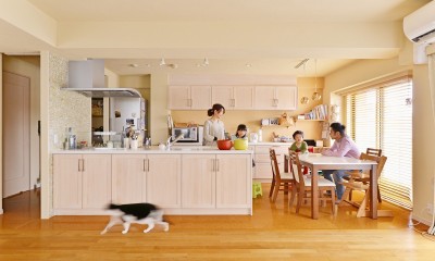 家具のようなフラット対面キッチン｜鎌倉市I様邸 ～こだわりの間取り・素材・色で作る子育て住まい～