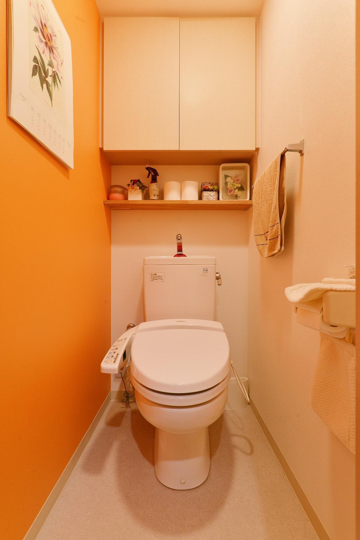 バス/トイレ事例：オレンジのクロスが楽しいトイレ（鎌倉市I様邸 ～こだわりの間取り・素材・色で作る子育て住まい～）