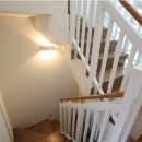 大家族が住める家の写真 明るい雰囲気の白の階段
