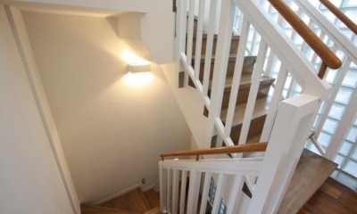 明るい雰囲気の白の階段｜大家族が住める家