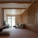 黒の焼杉と大開口が象徴的な2世帯住宅｜桜川の家の写真 小上がりになっている居間