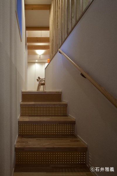 穴あき合板を使用した階段 (黒の焼杉と大開口が象徴的な2世帯住宅｜桜川の家)