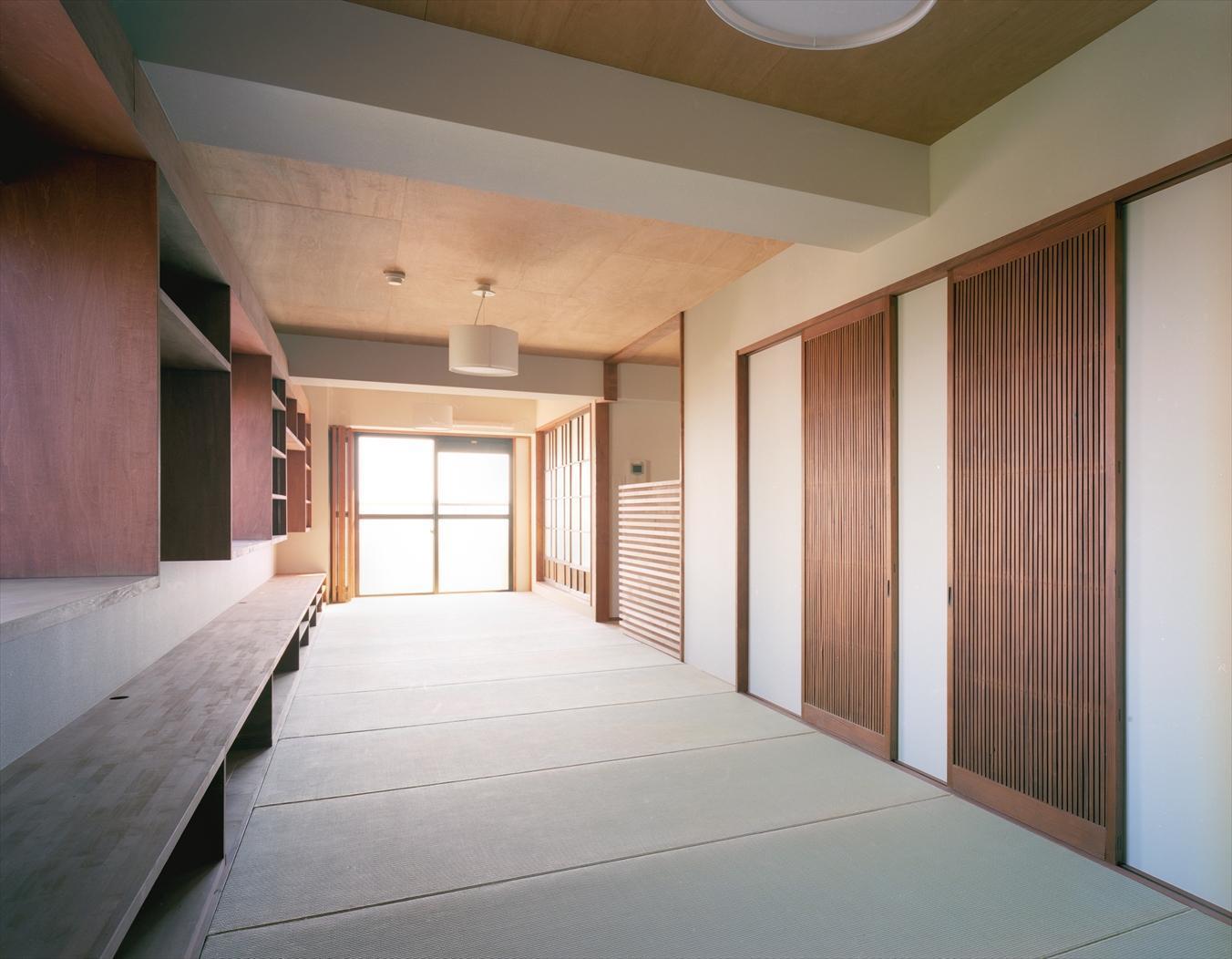 リビングダイニング事例：アンティーク建具を使った畳部屋（旅館のくつろぎを自宅で感じる家：『東京都府中市Ｍ邸』）