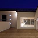 住宅密集地で陽光の恵みを受けるRC住宅｜つばさの家の写真 ルーフテラス夜景