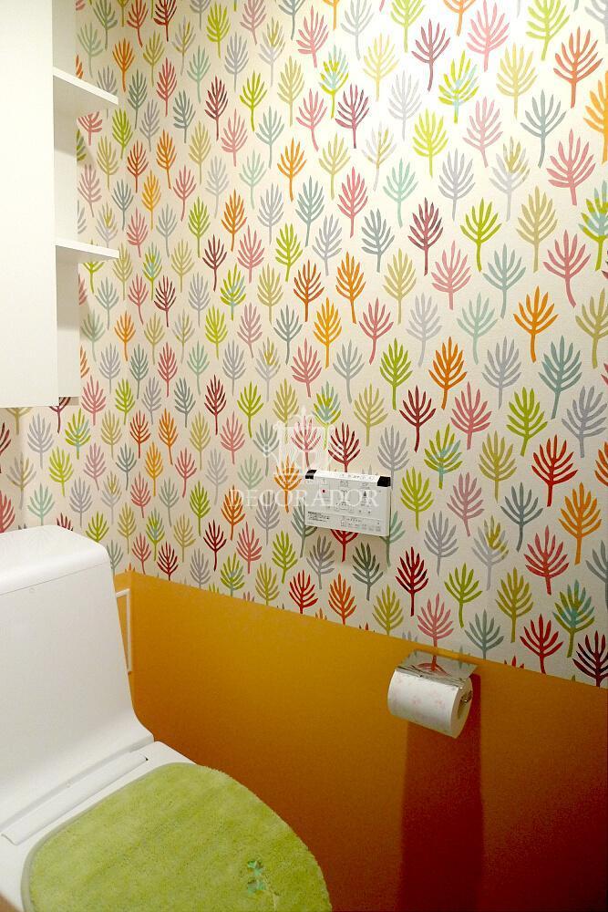 とてもカラフルで楽しいお手洗い 新築であってもどんどん壁紙張り替えちゃいます バス トイレ事例 Suvaco スバコ