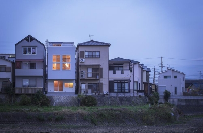 大阪府大阪狭山市T邸〜高い天井に大きな窓のあるLDKスペース . 新築木造２階建て屋上テラス付き住宅 (外観)