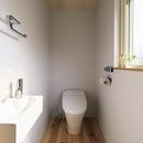 兵庫県宝塚市Y邸〜緩やかな坂のある角地の細長敷地に計画された 新築木造地下１階地上３階建て住宅の写真 トイレ