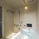 兵庫県宝塚市Y邸〜緩やかな坂のある角地の細長敷地に計画された 新築木造地下１階地上３階建て住宅の写真 浴室