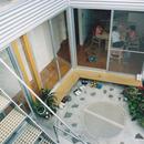 三角地で開放的に暮らす家｜K HOUSEの写真 ２階テラス（中庭）