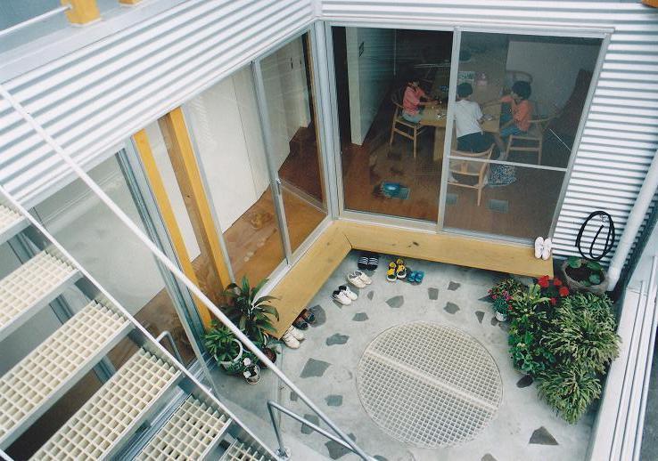 アウトドア事例：２階テラス（中庭）（三角地で開放的に暮らす家｜K HOUSE）