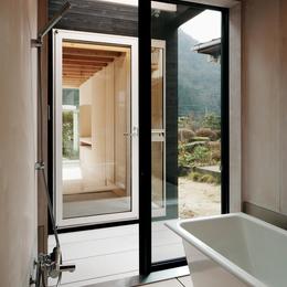 タテカグの家　-建築・内装・家具のトータルデザイン住宅- (浴室)