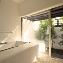 大屋根の家の写真 光をとりこむ浴室