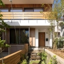 緑豊かな庭を背景に「甲板のある家」の写真 外観-正面