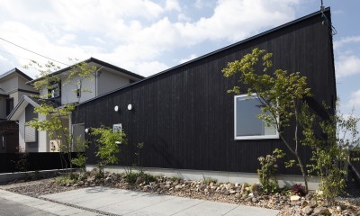 シンプルな平屋の「草津のコートハウス」 (平屋建てのコートハウス-外観)