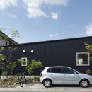 シンプルな平屋の「草津のコートハウス」の写真 外壁に杉板を採用した外観