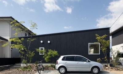 シンプルな平屋の「草津のコートハウス」 (外壁に杉板を採用した外観)