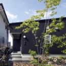 シンプルな平屋の「草津のコートハウス」の写真 玄関へのアプローチ-外観