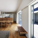 シンプルな平屋の「草津のコートハウス」の写真 明るいダイニングキッチン