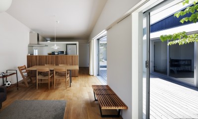 明るいダイニングキッチン｜シンプルな平屋の「草津のコートハウス」