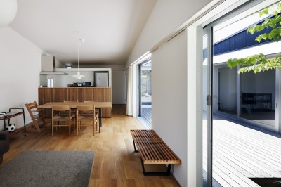シンプルな平屋の「草津のコートハウス」 (明るいダイニングキッチン)