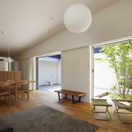 シンプルな平屋の「草津のコートハウス」 (中庭と一体化したLDK)
