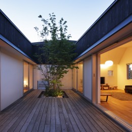 シンプルな平屋の「草津のコートハウス」 (中心となる中庭)