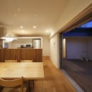 シンプルな平屋の「草津のコートハウス」の写真 テラスと一体となるダイニング　夜景
