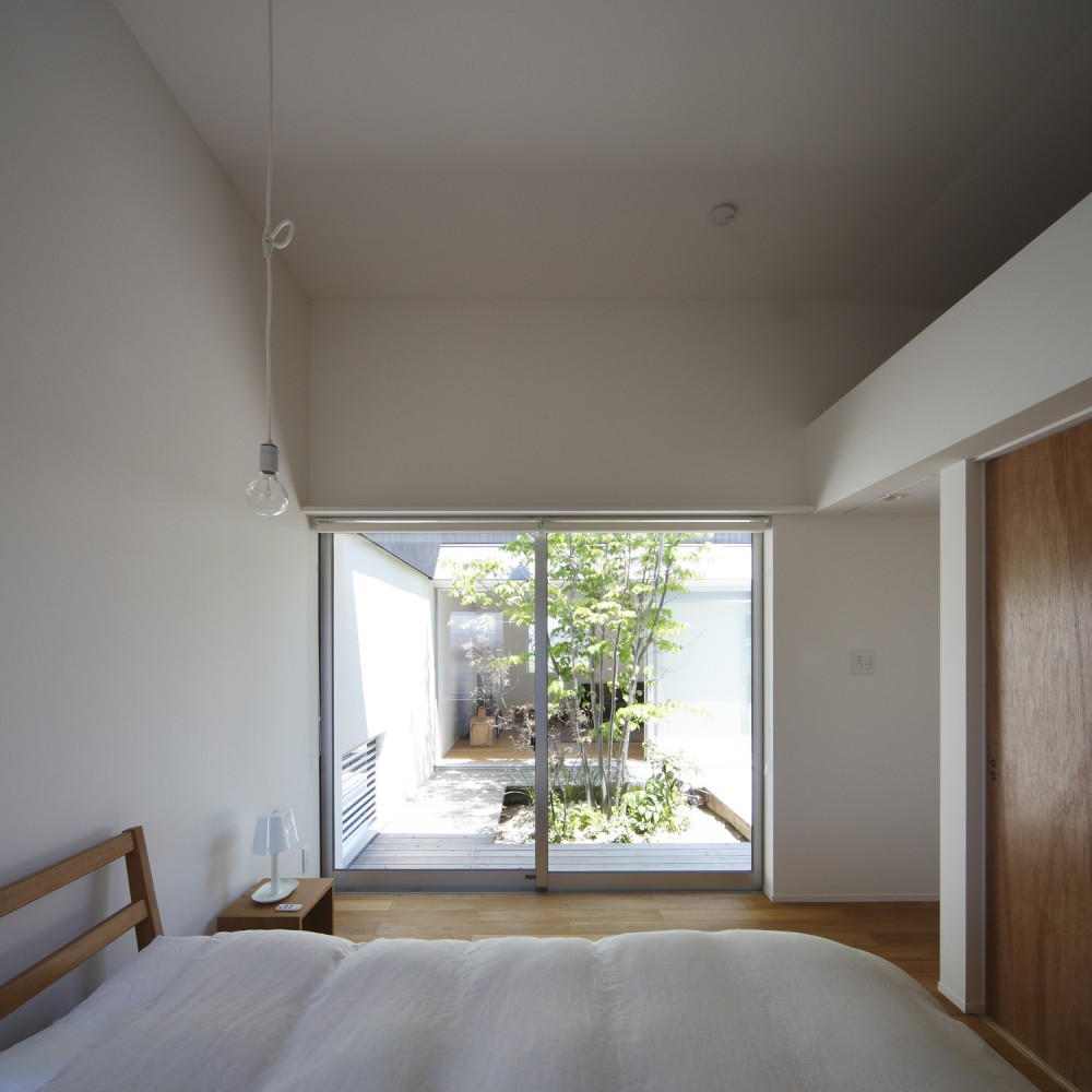 シンプルな平屋の「草津のコートハウス」 (中庭に面したベッドルーム)
