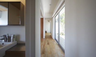 シンプルな平屋の「草津のコートハウス」 (中庭を囲む廊下)