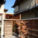 嵯峨の家／半屋外のテラスと一体化したリビング・ダイニングのリノベーションの写真 テラスへの入り口となる前庭と竹垣