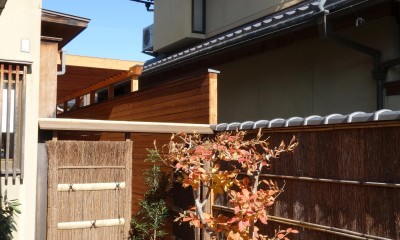 テラスへの入り口となる前庭と竹垣｜嵯峨の家／半屋外のテラスと一体化したリビング・ダイニングのリノベーション