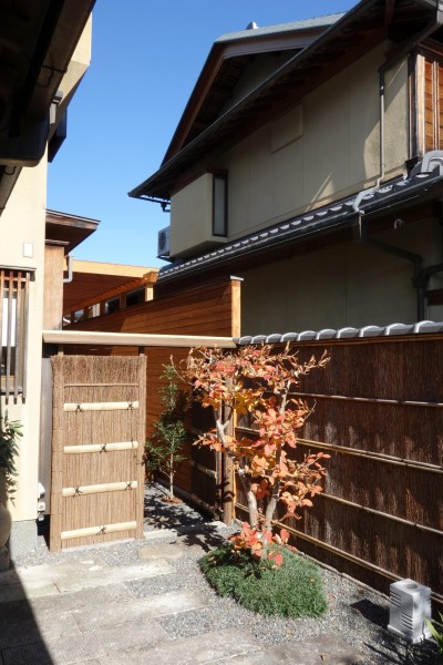 テラスへの入り口となる前庭と竹垣 (嵯峨の家／半屋外のテラスと一体化したリビング・ダイニングのリノベーション)