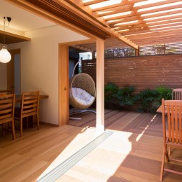 嵯峨の家／半屋外のテラスと一体化したリビング・ダイニングのリノベーション (木製のガラス戸をフルオープンにして内外が一体となったテラス)