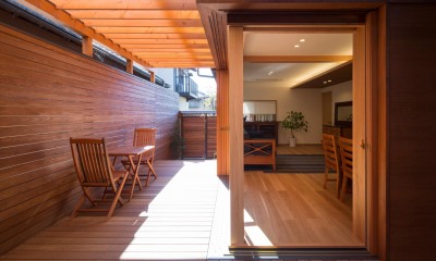 隣家の視線をさえぎるアウトドアリビングの木製ルーバー｜嵯峨の家／半屋外のテラスと一体化したリビング・ダイニングのリノベーション