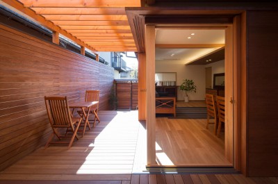 嵯峨の家／半屋外のテラスと一体化したリビング・ダイニングのリノベーション (隣家の視線をさえぎるアウトドアリビングの木製ルーバー)
