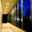 T-House　＜ガラスルーバーの家＞の写真 玄関アプローチ-夜景