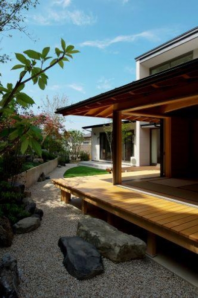 濡れ縁（ぬれえん）とは？住まいの内と外を豊かにつなぐ魅力に迫る