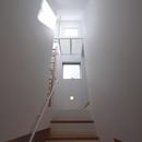 スキップフロアがつくる快適空間 (白金の家)の写真 階段（３階ヘ）