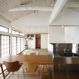 --　震災で傷んだ昭和のよき建築を大改修　--　仁川台の住まい-ダイニングキッチン