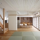 --　震災で傷んだ昭和のよき建築を大改修　--　仁川台の住まいの写真 畳スペースのあるリビング・ダイニング