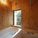--　震災で傷んだ昭和のよき建築を大改修　--　仁川台の住まいの写真 木の温もり感じる浴室