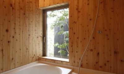 仁川台の住まい (木の温もり感じる浴室)