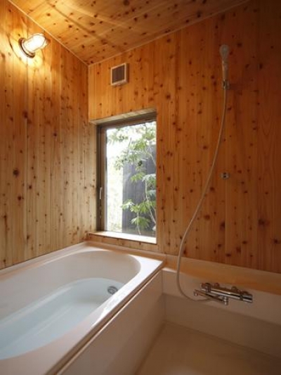 木の温もり感じる浴室 (--　震災で傷んだ昭和のよき建築を大改修　--　仁川台の住まい)