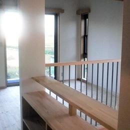 オープンキッチンと本の家 (階段)